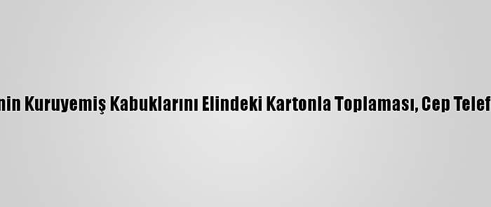 Temizlik Görevlisinin Kuruyemiş Kabuklarını Elindeki Kartonla Toplaması, Cep Telefonuyla Kaydedildi