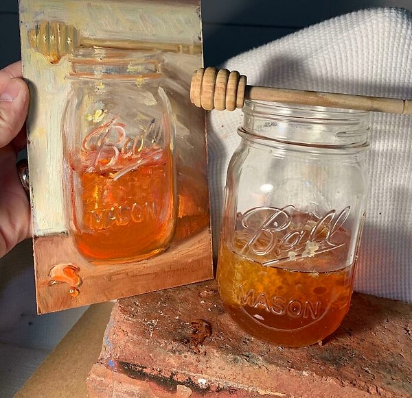 23. Моя картина маслом банки с медом рядом с самой банкой с медом