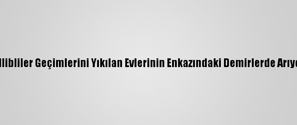 İdlibliler Geçimlerini Yıkılan Evlerinin Enkazındaki Demirlerde Arıyor