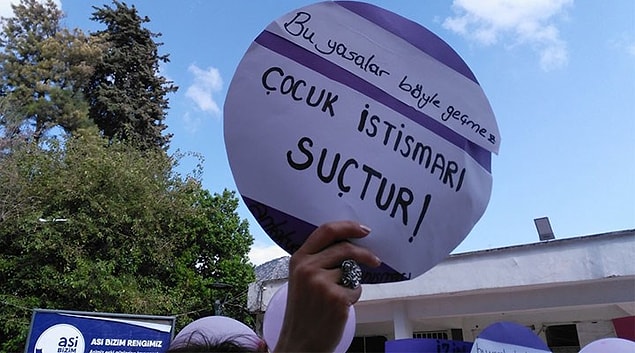 Okulun soyunma odasında, amcasının evinde...