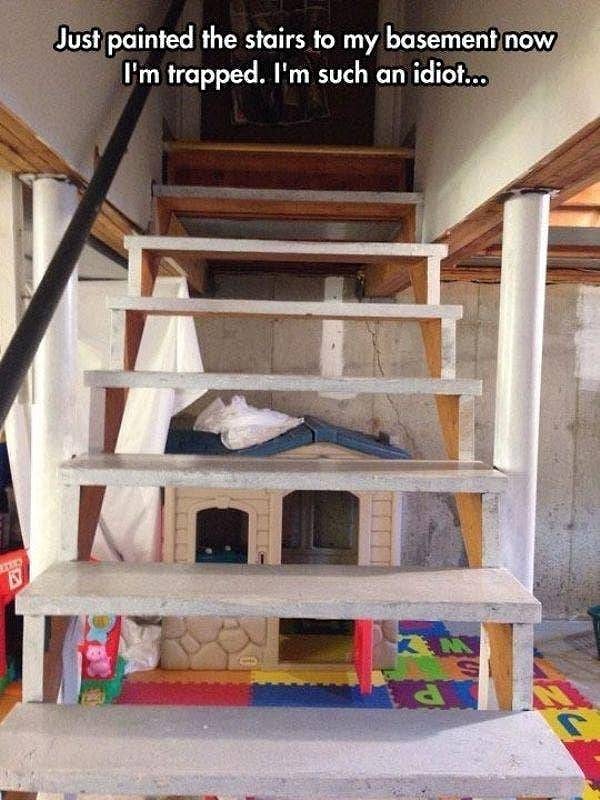 3. "Только что покрасил все ступеньки лестницы, ведущей в подвал, и теперь я в ловушке. Какой же я идиот!"