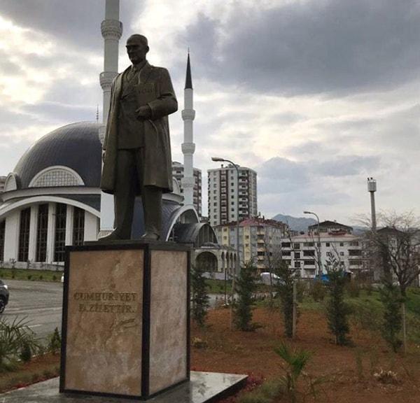 2018 yılında kurulan Trabzon Üniversitesi’nde rektörlük binasının önünde bulunan tören alanına Atatürk heykeli yerleştirildi.