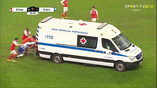 Braga - Porto Maçında Sahaya Giren Ambulans Arızalanınca Aracı Futbolcular İtti