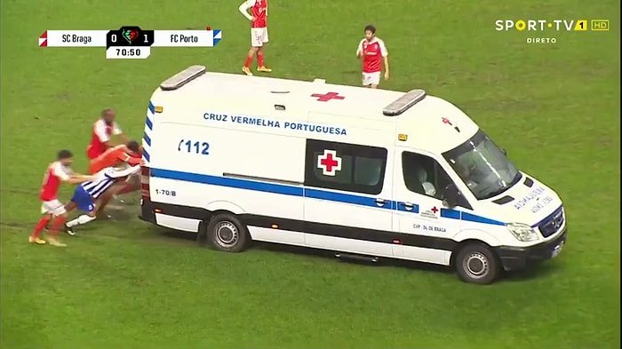 Braga - Porto Maçında Sahaya Giren Ambulans Arızalanınca Aracı Futbolcular İtti