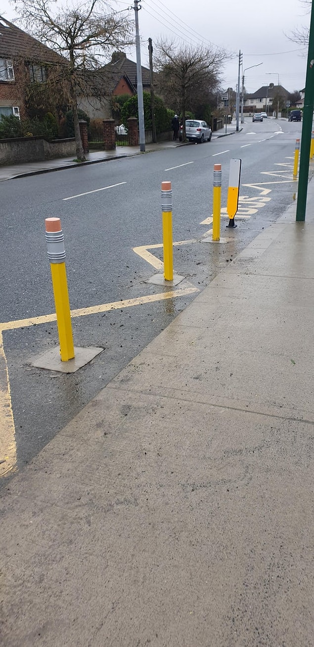 14. "Dublin'deki bir ilkokulun önünde yer alan kalem şeklindeki bu dubalar"