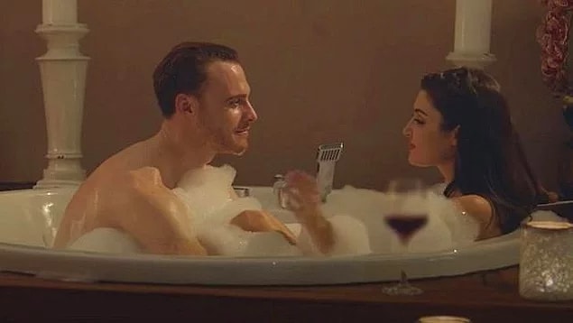 4. Her türlü tecavüz, şiddet sahnesine yer verirken Sen Çal Kapımı dizisindeki küvet sahnesine 'aile yapısına aykırı olduğu için' ceza kesen RTÜK tepki gördü.