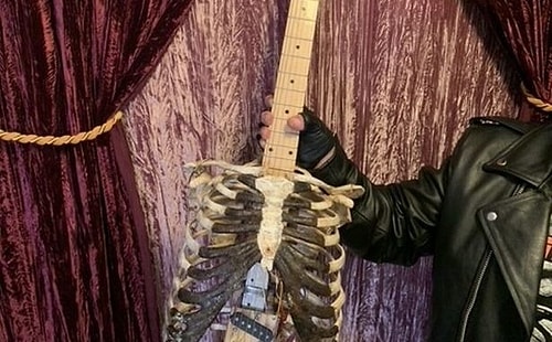 Kendisine Metal Müziği Sevdiren Amcasının İskeletinden Gitar Yapan Adam