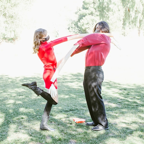 С любовью, глядя ей в глаза, моя рука коснулась ее ноги