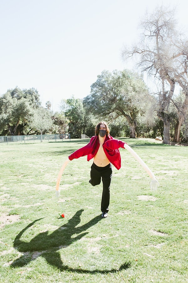 Его демоническая тень поэтически отражает его истинную природу ... однако я так влюблена, что с удовольствием принимаю его