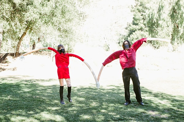 Держась за руки, пытаюсь выглядеть так, будто я не жалею, что ношу платье, которое скользит все выше и выше по моим бедрам, без какой-либо возможности исправить это.. Со своими то супер функциональными руками