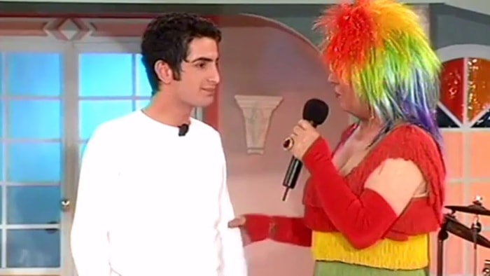 Huysuz Virjin'in 22 Yıl Önce Gökkuşağı Renkli Kıyafeti ile Murat Başaran'ın Şarkısına Eşlik Ettiği Görüntüler