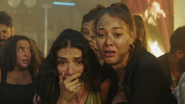 Alev Alev dizisi bu sezon yayınlanmaya başlayan ve başrollerinde Demet Evgar, Dilan Çiçek Deniz, Hazar Ergüçlü, Zuhal Olcay, Cihangir Ceyhan gibi başarılı oyuncuların rol aldığı başarılı bir dizi.