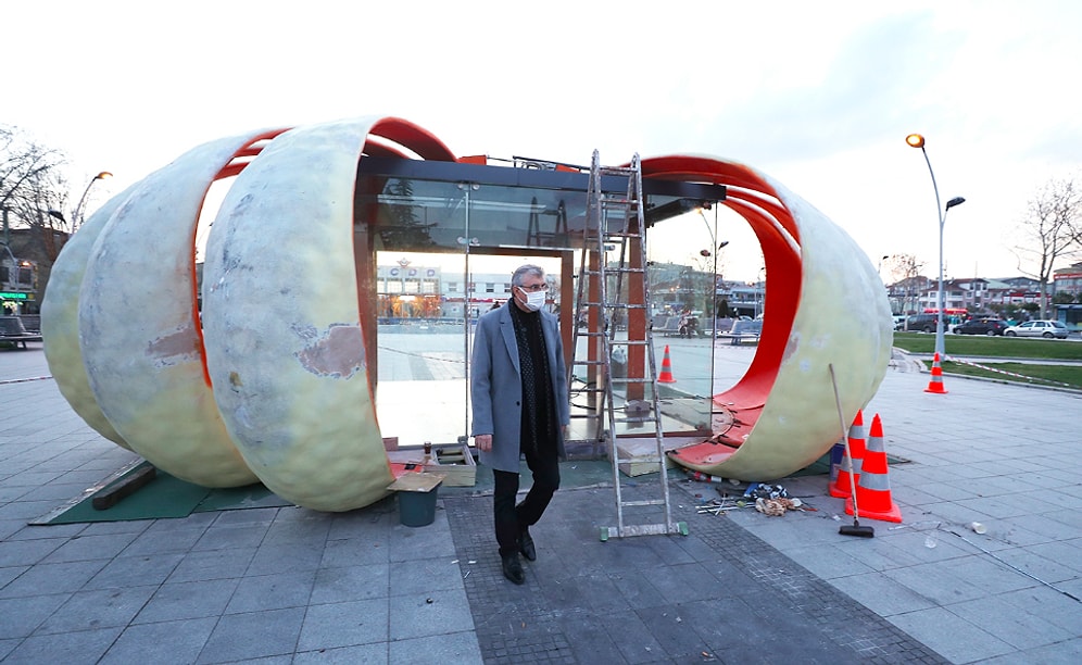 Sakarya Belediyesi Yaratıcılığın Sınırlarını Zorluyor: Kent Meydanına Dev Kabak Gündem Oldu