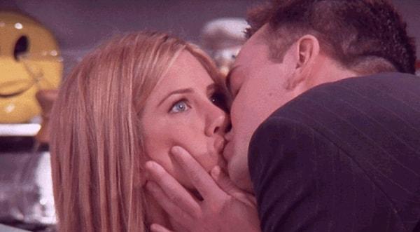 Yapılan araştırmalara göre insanların öpüşmesinin en büyük sebebi birbirlerini yakından koklamak istemeleri.