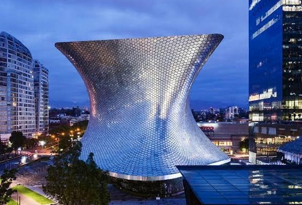 13. Carlos Slim Plaza Carso isimli binanın inşaa edilmesi için 1.4 milyar dolar harcamıştır.