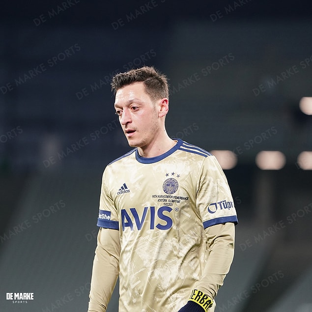 Mesut Özil, Fatih Karagümrük müsabakasında sarı-lacivertli formayla ilk kez ilk 11'de sahaya çıktı.
