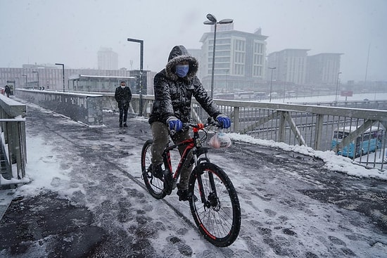 Beklenen Kar Yağışı Başladı: İstanbul Beyaza Büründü