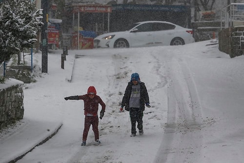 Beklenen Kar Yağışı Başladı: İstanbul Beyaza Büründü