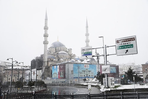 Beklenen Kar Yağışı Başladı: İstanbul Beyaza Büründü