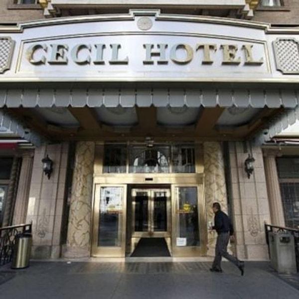 2. Yıl 1962 olduğunda Cecil Hotel iki kişinin ölümüne tanıklık eder.