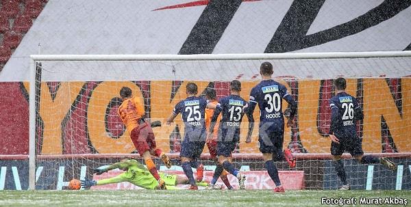 Galatasaray 86. dakikada Ertuğrul'un Onyekuru'ya müdahalesiyle penaltı kazandı.