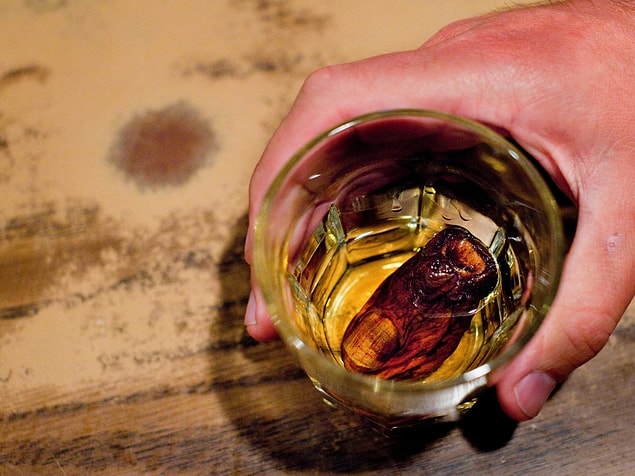 4. Kanada'nın Yukon şehrinde 'Sourtoe Kokteyli' içebileceğiniz bir bar bulunmaktadır. Kokteylin içinde gerçek bir kopuk insan ayak parmağı vardır.