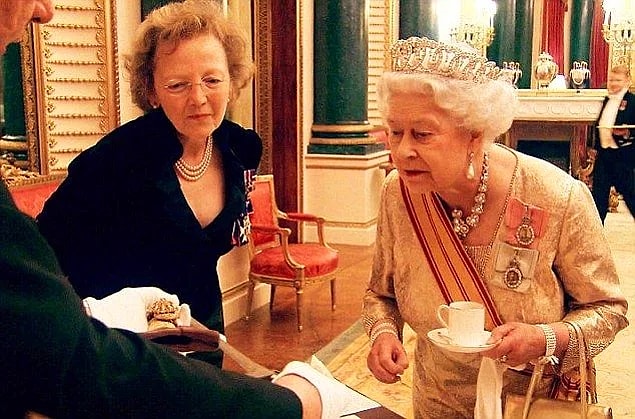 12. İngilizler aslında çok çay tüketmiyorlardı. 1800'lerde kahve bitkileri küflenince kahve bulamayıp çay içmeye başlamışlardı.