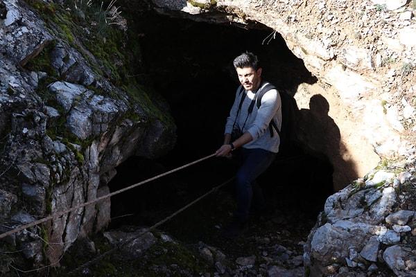 Definecilerin kazdıkları yerden iple inildiğinde yaklaşık 30 metre derinliğinde bulunan Kızılhisar Mağarası'na ulaşıldığı belirlendi.
