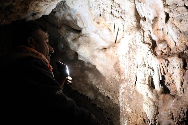 Dağlık alandaki 1 saatlik yürüyüşle ulaşılan mağaradaki odacıklarda UNESCO Dünya Kültür Mirası Listesi'nde yer alan 'Beyaz Cennet' Pamukkale'deki gibi travertenler ile sarkıt ve dikitlerin bulunduğu bildirildi.