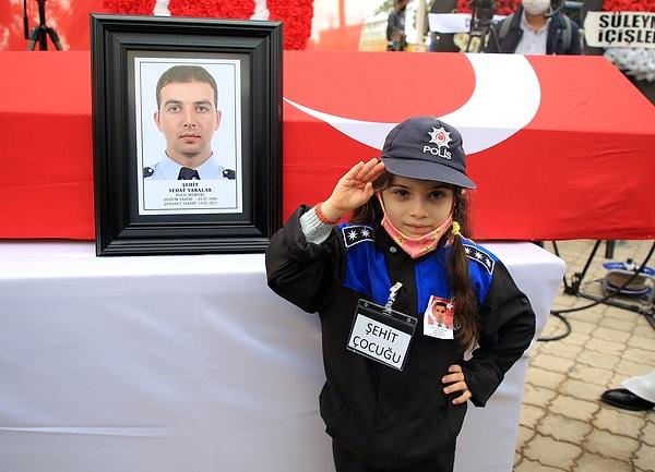Mersin'de düzenlenen cenaze töreninde polis üniforması giyen şehidin 7 yaşındaki kızı, babasının tabutunun başında böyle selam verdi.