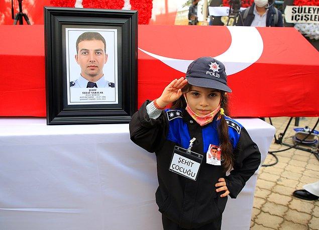 Mersin'de düzenlenen cenaze töreninde polis üniforması giyen şehidin 7 yaşındaki kızı, babasının tabutunun başında böyle selam verdi.