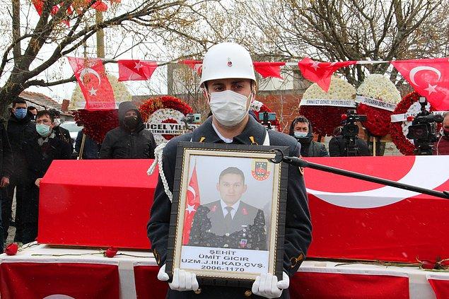 Jandarma Çavuş Ümit Gıcır - 1986 doğumlu Gıcır, 21 Eylül 2016 tarihinde Hakkari-Çukurca karayolunda kaçırılmıştı. Şehit Gıcır, memleketi Balıkesir'de toprağa verildi.