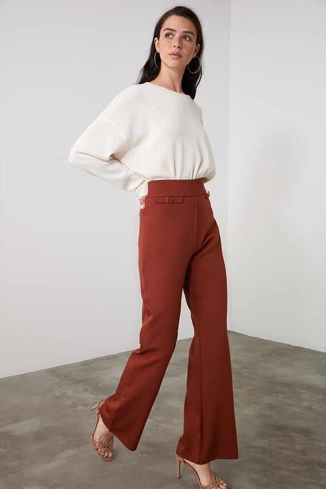 18. İspanyol paça pantolonların modası asla geçmez.