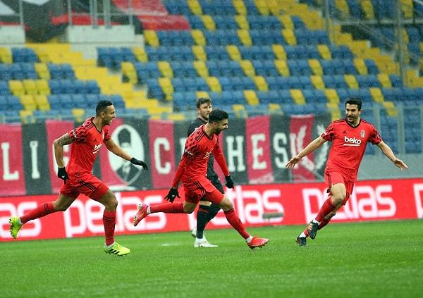 Henüz 4. dakikada Beşiktaş, Rachid Ghezzal'ın harika golü ile maçta öne geçti: 0-1