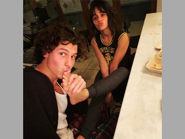 13. Shawn Mendes ise sevgilisi Camila Cabello'nun ayağını öptüğü bir pozu paylaştı!