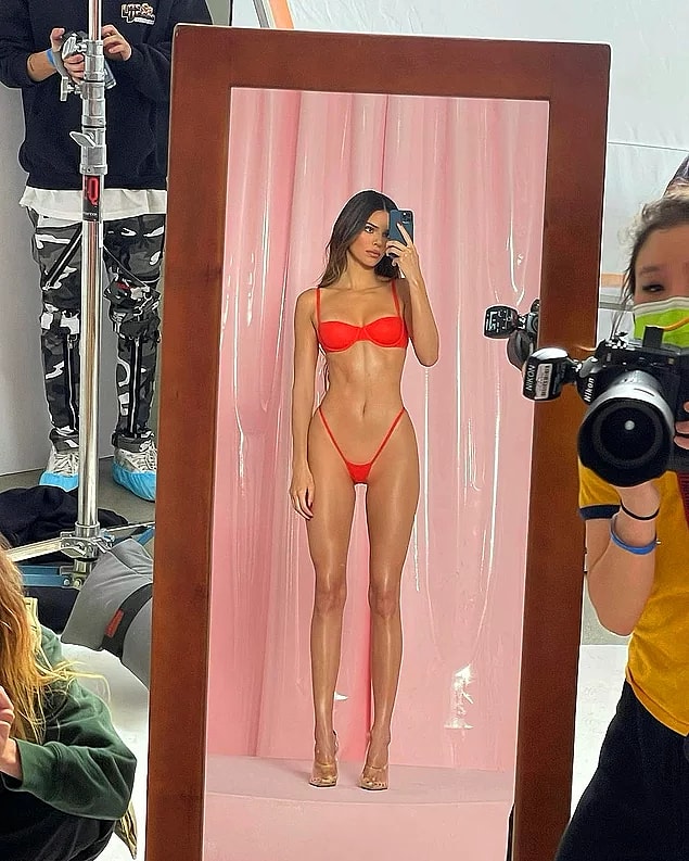 Çekimde Kendall Jenner'ın görüntüsü karşısında gözlerimizi kendisinden alamadık. Sosyal medyada bir süre Kendall'ın kıvrımlı vücudunu konuştuk.
