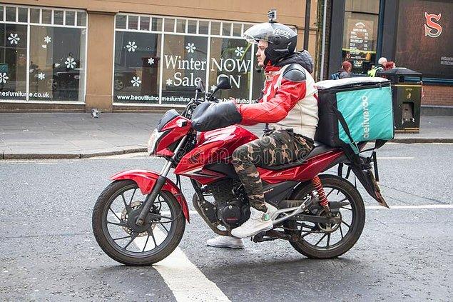 Bugünlerde ülkenin büyük şehirlerini kar kapladığında motosikletli kuryelerle ilgili yeni bir tartışma da başladı.