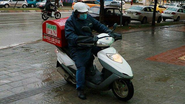 Kuryeler yağmur çamur demeden çalışıyorlar, işleri zaten motosiklet barındırdığı için tehlikeliyken bir de bu havalar gelince...