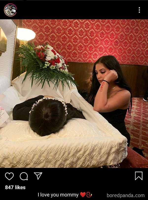 12. Ну да.. нужно же попозировать около умершей бабушки