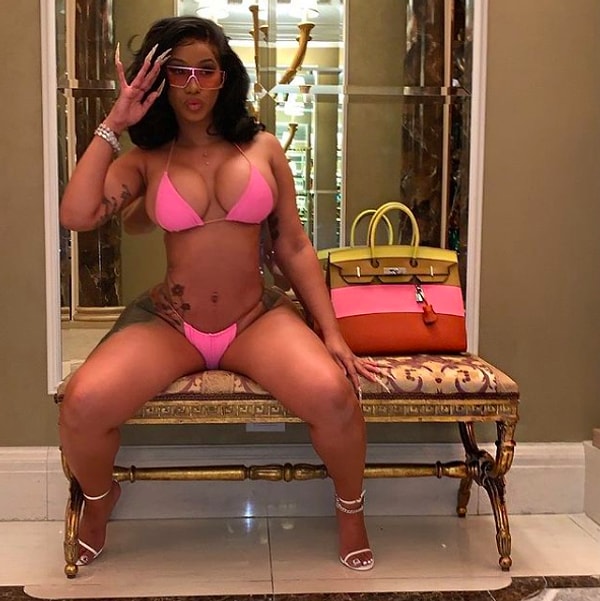 Ee biz de bir Cardi B olmak kolay olmasa gerek dedik ve geçirdiği estetik operasyonları tek tek araştırdık. Gelin birlikte bakalım, Cardi B bambaşka bir insana nasıl dönüşmüş.