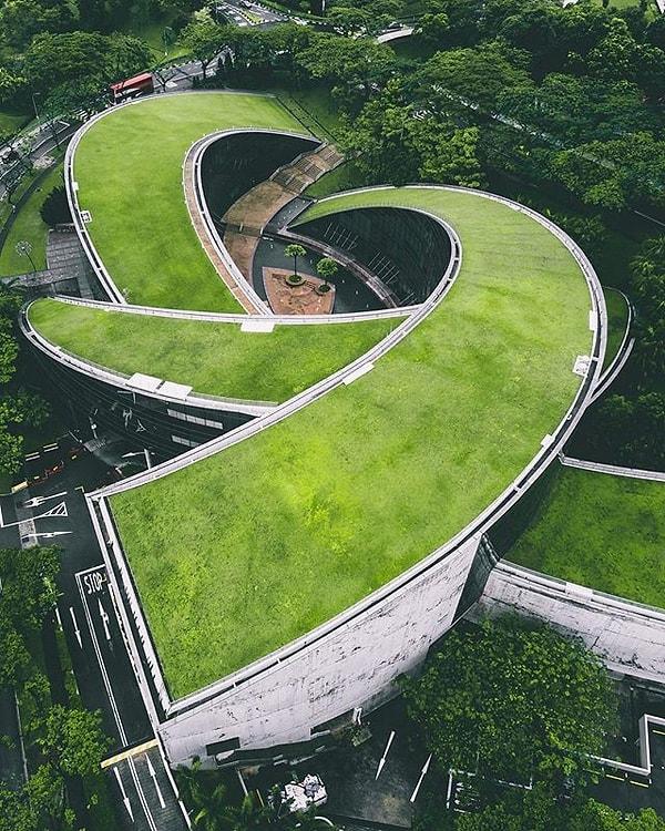 Bu düşünce ile ortaya atılan yeşil mimari fikri pek çok binanın yapımında örnek alınmaya hatta kullanılmaya başlandı.