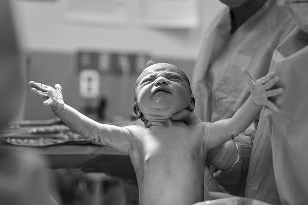 Bebeklerin, anne karnındayken sıvı içinde olmasına rağmen ilk doğduklarında nasıl nefes aldıklarını hepimiz merak etmişizdir.