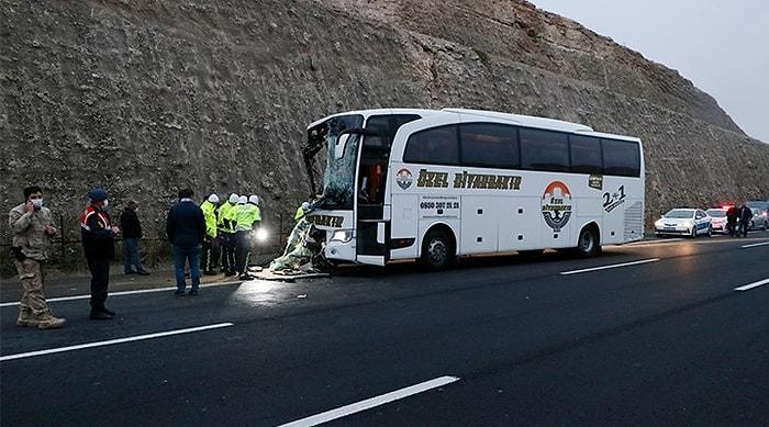 Urfa'da Yolcu Otobüsü TIR'a Çarptı: 3 Ölü, 30 Yaralı