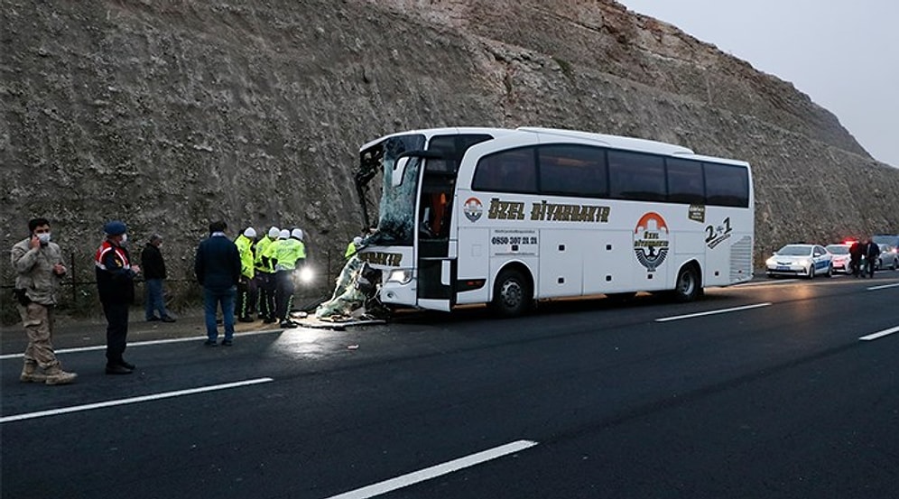 Urfa'da Yolcu Otobüsü TIR'a Çarptı: 3 Ölü, 30 Yaralı
