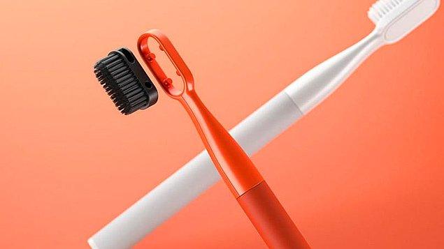 Değiştirilebilir minyatür kuvvetli başlıklara sahip diş fırçası