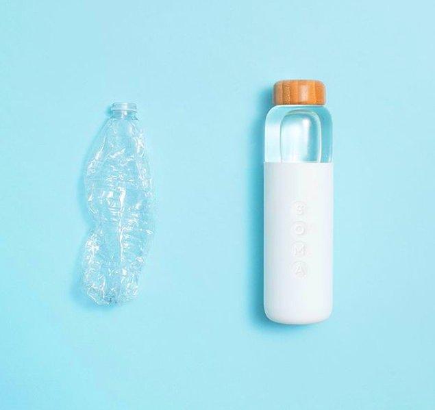 Okyanusta bulunan geri dönüştürülmüş plastik şişelerden yapılan su şisesi