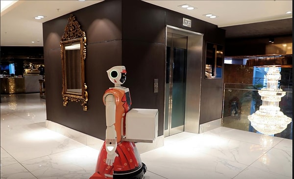 6. Во всех остальных случаях, по словам Германа Бритса - генерального директора отеля, гости могут выбирать: хотят они взаимодействовать с традиционными - "живыми" - сотрудниками отеля, или с роботами.
