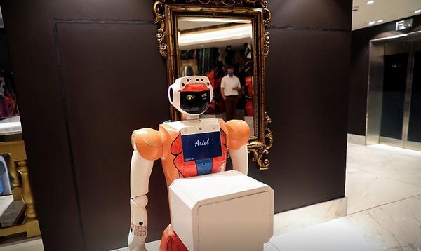 7. Стив Пинто, генеральный директор CTRL Robotics, которая поставляет дроидов, добавляет, что роботы также умеют сканировать мимику клиентов".