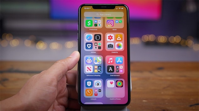 iOS 14.5 güncellemesiyle beraber Apple, farklı ten rengi seçenekleri, yeni gülen yüzler ve kalpler gibi pek çok emoji seçeneğini Unicode Consortium’s Emoji 13.1'le beraber bünyesine ekleyecek ve hâlihazırda olan emojilerde de bazı değişiklikler yapacak.