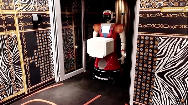 8. Разумеется, некоторые гости испытывают смешанные чувства, когда их встречают роботы вместо улыбающихся девушек на ресепшене.